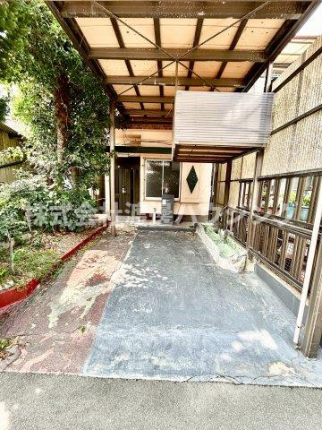 八雲北町車庫付き貸家の駐車場|小型車専用