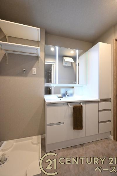 ローレルコート桜井南の独立洗面台|■現地撮影写真■三面鏡タイプのミラーキャビネット！収納スペースも豊富です！