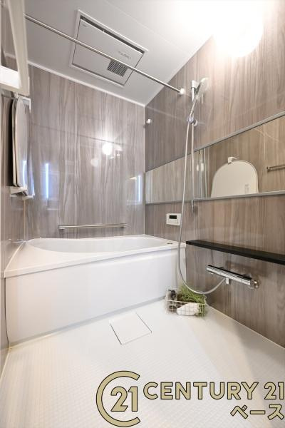 ローレルコート桜井南の浴室|■現地撮影写真■ゆったりしたサイズの浴室！足を伸ばしての入浴は疲れも癒してくれます！