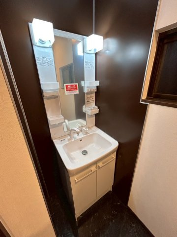 鷹取戸建の洗面所