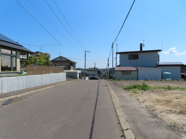 北見市高栄西町３丁目１８３番１６０、１８３番１８　売地の前面道路含む現地写真|北側前面道路含む現地写真です。