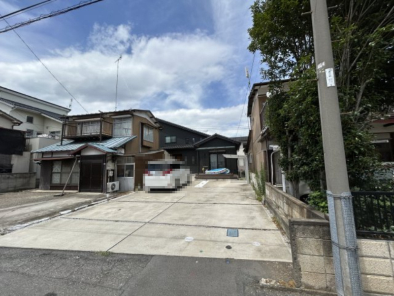 【中古戸建】伊勢崎市平和町の駐車場|広い駐車場空間で親戚やお友達がきても安心空間♪