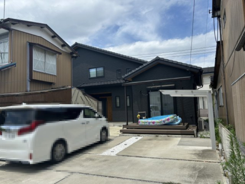 【中古戸建】伊勢崎市平和町の外観|駐車場3台以上停められるスペース☆