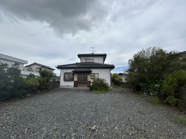 【中古戸建】本庄市児玉町八幡山の駐車場|■外観｜窓の配置や、爽やかな白ベースの外観が清潔感をもたらします。まっさらなキャンバスのような家にこだわりを彩って…始めよう、あなただけの豊かな暮らし( ＾＾ )