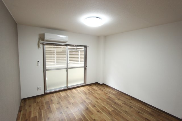 本城ハイツの居間・リビング|写真はイメージです。こちらの居間で趣味の時間をお楽しみください。