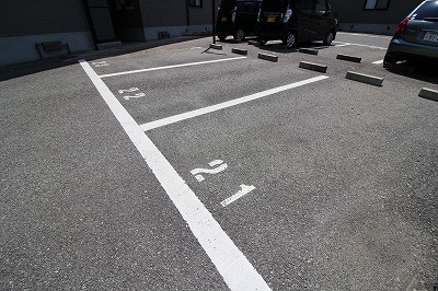 クレールプラザ立花B棟の駐車場