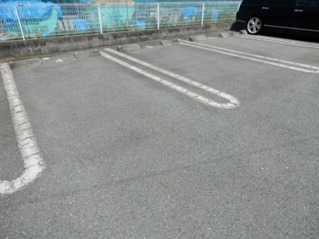 ルミナスの駐車場