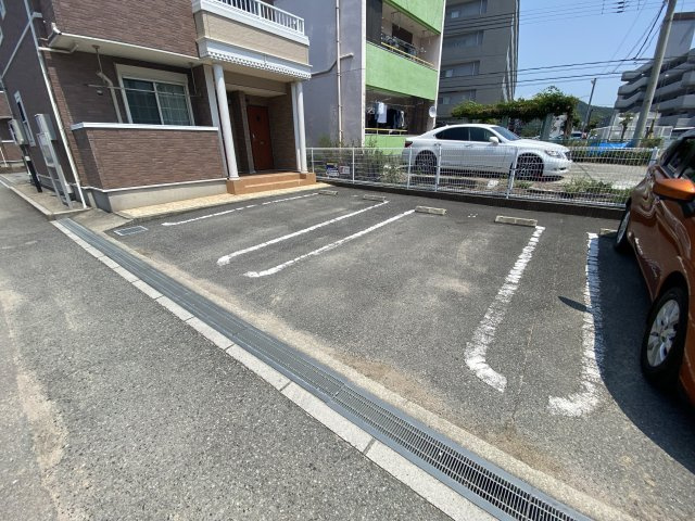 グラースアンジュＥの駐車場