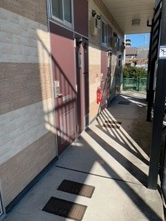 レオパレス若葉の玄関