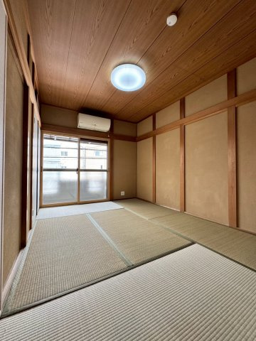 寝屋川市池田本町の和室|約6帖の和室。押入れ収納付きです！
バルコニーに面して通風良好！