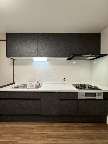 寝屋川市池田本町のキッチン|後片づけにうれしい食洗器付きシステムキッチン。
上下に収納付きで調理器具もすっきり片付きます！