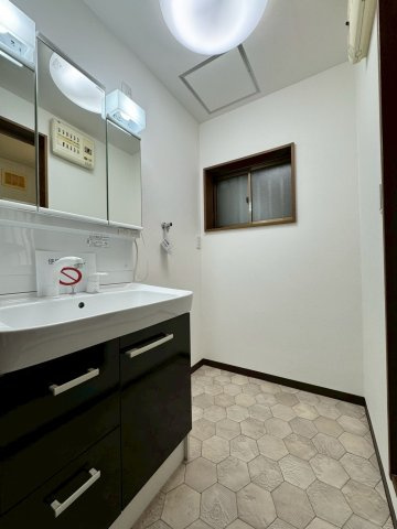 寝屋川市池田本町の独立洗面台|小窓付きの洗面室で換気も安心です！
