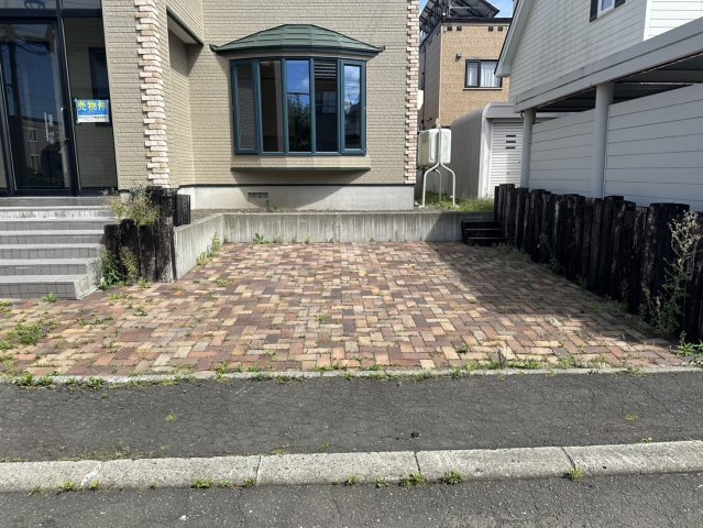 萌えぎ野中央の駐車場|③建物向かって右側（インターロッキング）幅約5.0ｍ×奥行約5.0ｍ