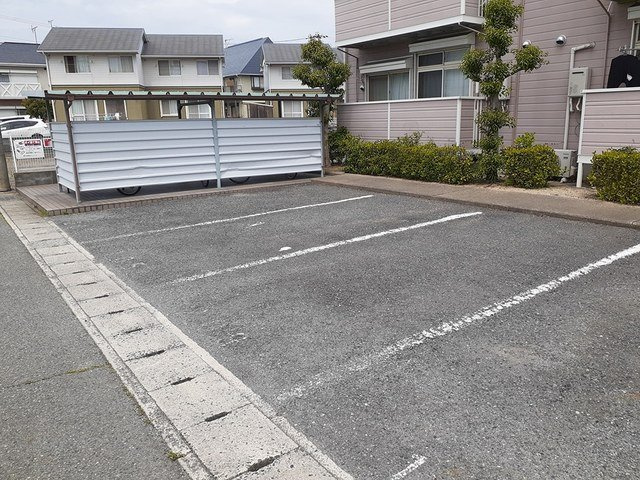 ドミール三喜の駐車場