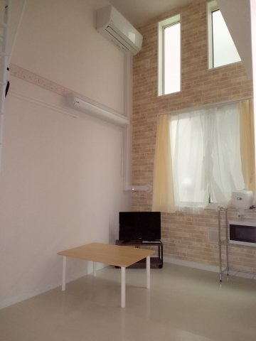 川崎市多摩区布田のアパートの居間・リビング|明るい室内です