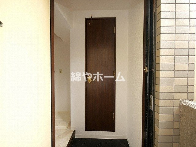 オーキッドコート玉造の玄関|収納もある玄関です