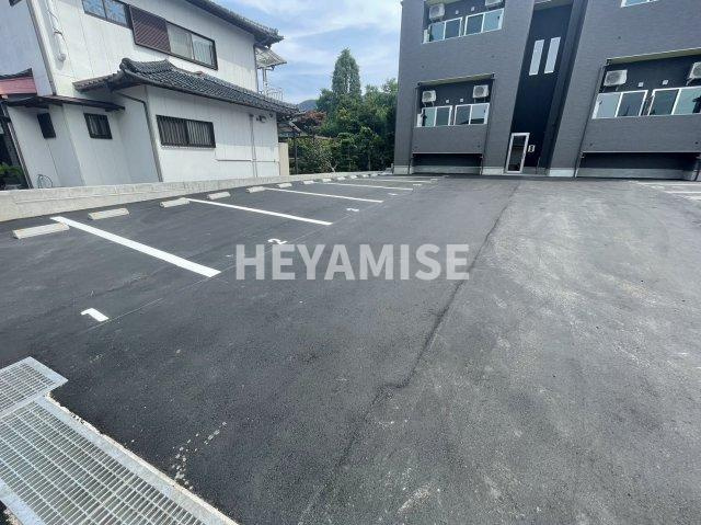 modern palazzo 諫早BRILLERの駐車場