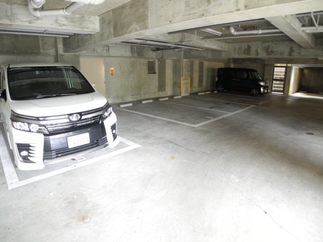 ゆうゆう西山の駐車場