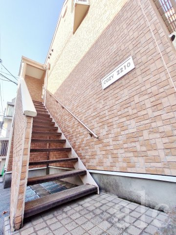 新宿区北新宿２丁目のアパートのエントランス