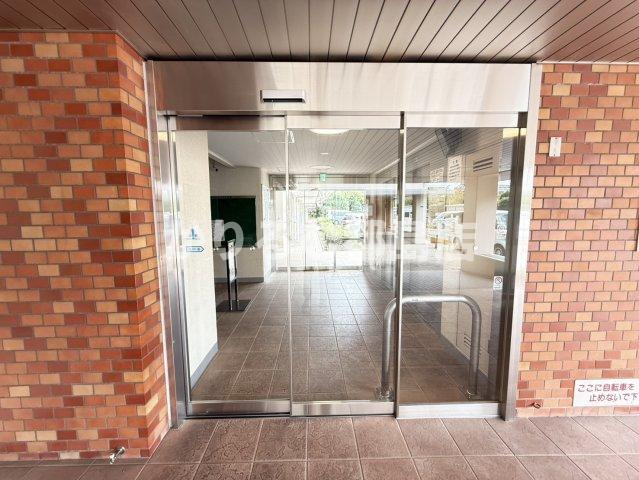 関目北すみれハイツ2号棟のエントランス