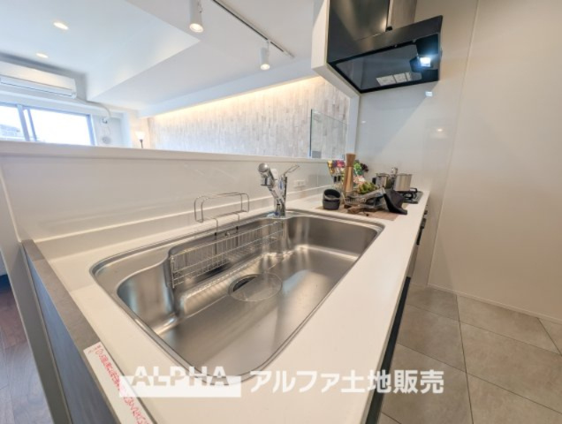 コスモ立川サングレイスのキッチン|【Water cleaner】
◆浄水器◆蛇口から流れ出すお水はクリーンでいつも楽しめます。また浄水器内臓シャワー混合栓なので場所取らずのスッキリとしたスタイルです。