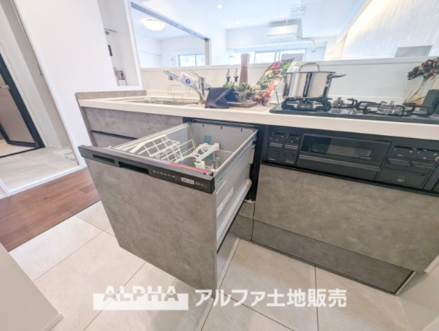 コスモ立川サングレイスのキッチン|【Food washing machine】
◆食洗機◆お子様の面倒を見れる時間が増え時短になります。加えて手荒れも防げてしかも節水が高い為、大変人気があり重宝します。