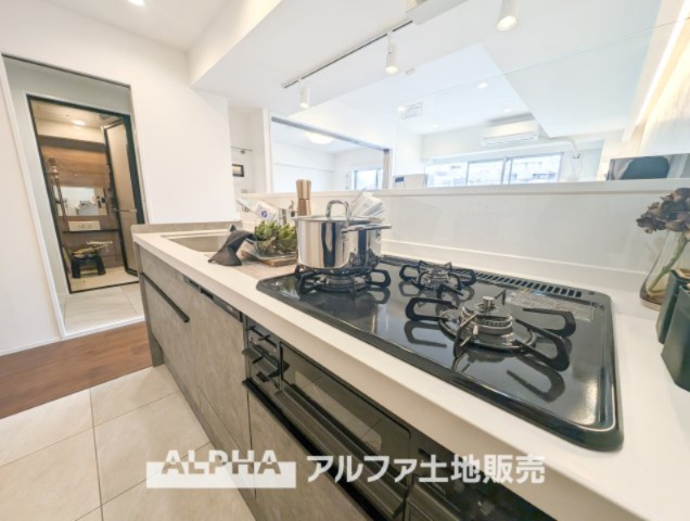 コスモ立川サングレイスのキッチン|【Gas range】
◆ガスレンジ◆お料理のあとはさっと拭くだけで綺麗になる。お手入れも簡単に、見た目も綺麗に。奥様の負担を軽減します。