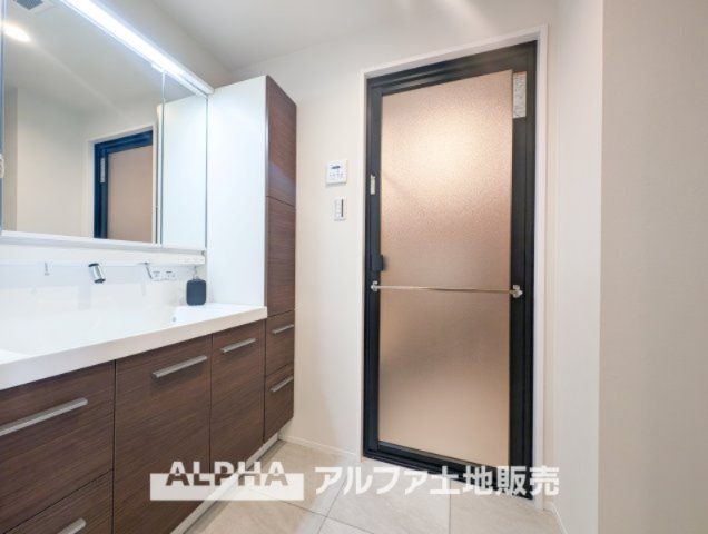 コスモ立川サングレイスの洗面所|【Powder room cabinet】
◆パウダールームキャビネット◆ハンドタオルなどの布類やお化粧品グッズを収納するのに奥行きも浅めくコンパクトで大変便利です。 