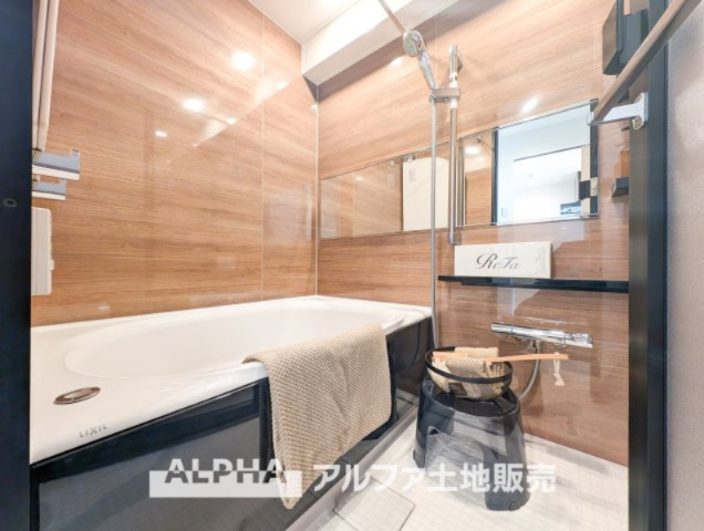 コスモ立川サングレイスの浴室|【Bathroom】
◆浴室換気乾燥機付きUB◆雨に日でも洗濯物が乾かせ、同時に室内を乾燥させる為、カビ、汚れの発生を抑えます。暖房機機能があり冬場は入浴前に暖め可能でとても重宝します。