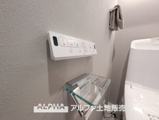 コスモ立川サングレイスのトイレ|【Warm water flush toilet】
◆温水洗浄便座付きトイレ◆お掃除も楽々。快適に過ごすためには今や欠かせない設備の一つです。壁掛けリモコンで使いやすくいつでも清潔に保てます。
