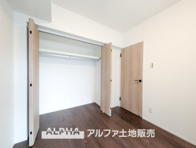 コスモ立川サングレイスの収納|【closet】
◆クロゼット◆各居室のクロゼットは大好きな服、大事なバッグやアクセサリー、そして大切な思い出の品々。そんなものを傍らにそっと置いておきたい場所です。