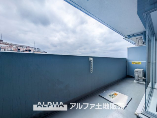 コスモ立川サングレイスのバルコニー|【terrace】
◆テラス◆夜空の向こう、そっと部屋の明かりを消すと窓の向こうには星空と街のスクリーンが広がる。そこはかとなく窓辺に佇み、賑わう星空を眺めながら家族と楽しむひと時も捨てがたい。