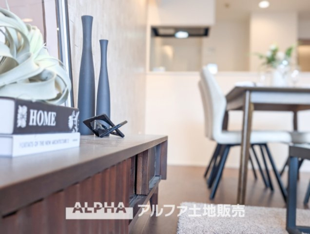 コスモ立川サングレイスのキッチン|【Living room】
◆時を忘れる場所◆ここにはみんなが集い、食事と楽しい会話が始まる。話に夢中になりすぎて、ついつい時を忘れ夜半過ぎになってしまう。そんな束の間の幸せを感じさせてくれる場所。
