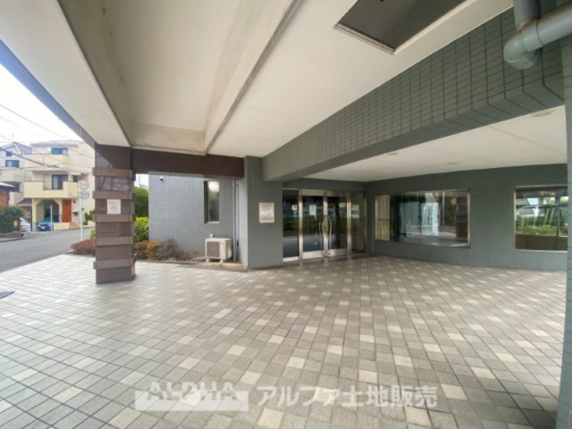 コスモ立川サングレイス|【Entrance】
◆エントランス◆重厚なドアーとロックらタイルのエントランスが住まう人を迎えてくれる。扉を開けると温もりと幸せと楽しさいっぱいの我が家に帰る事が出来る安心感。