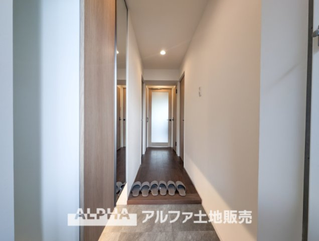 コスモ立川サングレイスの玄関|【Ascent frame】
◆上り框◆フラットに近いロータイプ上り框。高さが無い為帰り際に靴を脱ぎ足をすっと出すと労せず廊下に足が吸い寄せられる高さが魅力的です。