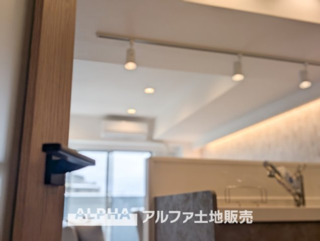 コスモ立川サングレイスの居間・リビング|【The situation】
◆シチュエーション◆リビングルームのドアを開くと、窓から飛び込むのは緑と光の風光明媚な景色。僕の目に映るは、ここで家族と会話をワイワイガヤガヤ楽しんでいる様子。