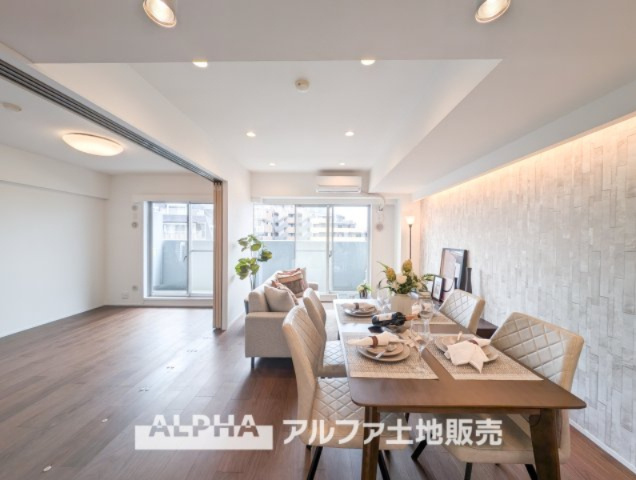 コスモ立川サングレイスの居間・リビング|【Livingroom】
◆爽やかな空間◆窓をあけるとリビングに通り抜ける清々しく心地よい冷涼なそよ風がこの空間を涼しくしてくれる。風通しの良さは人にとっても家にとっても健康的で気持ちいいものです。