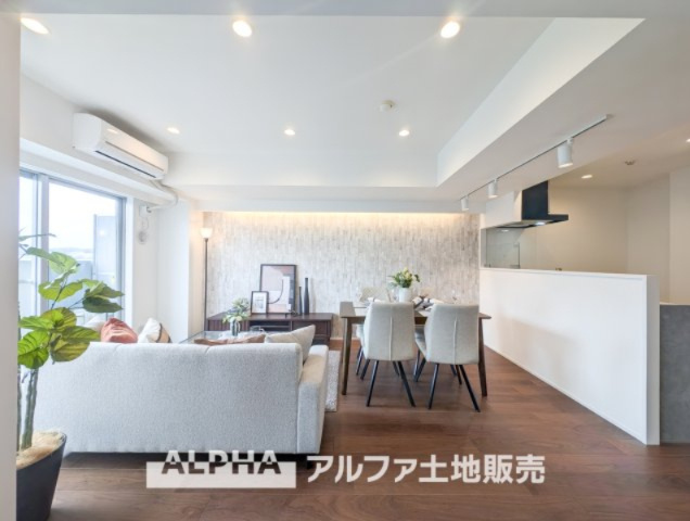 コスモ立川サングレイスの居間・リビング|【Comfortable living】
◆居心地のいい暮らし◆には欠かせない眩い採光。ゆったりとした幅の窓からこの空間に降り注ぐ採光が絶えない。明るいリビングこそ居心地のいい暮らしが待っていると思う