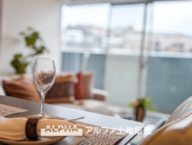 コスモ立川サングレイスの居間・リビング|【Space of cure】
◆癒しの空間◆室内構成に拘り採光とセンスを散りばめた空間。それは『柔らかさ』に似た素敵な居場所。そこに暮らす人のことを考えつくり出したものは『癒し』という心地よい居場所