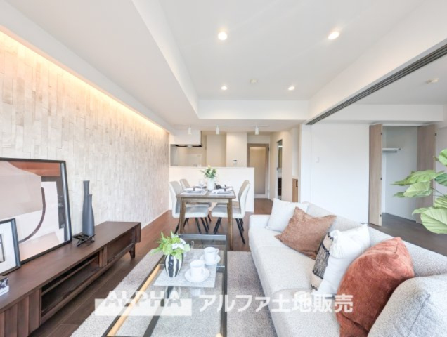 コスモ立川サングレイスの居間・リビング|【Space of cure】
◆癒しの空間◆ダウンライトに反射するグラスを眺めながらワインを注ぐ。トクトクと心地いい音をさせならが、フランスの古城を思わせる薫りがたちこめ、とても幸せな時を過ごせる。