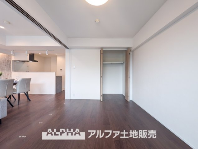 コスモ立川サングレイスの洋室|【Store room】
◆ストアルーム◆お客様も来客時はもちろん、キッチンから見渡せるので、目の離せないお子様のキッズルームとして使い方色々。