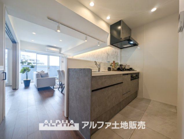 コスモ立川サングレイスのキッチン|【Happy circle Kitchen】
◆団欒キッチン◆対面のキッチンからは家族の団欒が飛び交い明るい陽射しを浴びながらの朝食はまるでドラマのワンシーンみたい。