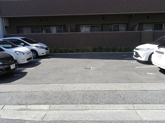 パルテール甲南山手の駐車場