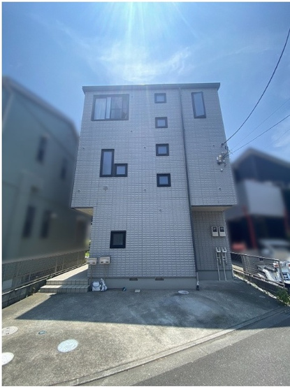 【外観】 | 耐震性・耐久性に優れた「軽量鉄鋼造」のお住まい！
2世帯住宅をお探しのご家庭にイチオシ３階建のヘーベルハウスでございます♪