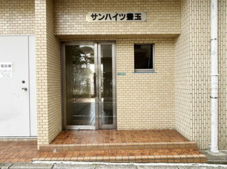 【エントランス】 | お客様を、そして住人を出迎えてくれるマンションのエントランス。ゴミが落ちていないことからも、管理状態の良さや住民の節度の高さが見て取れます。～即日のご見学可能～　お問合せはお気軽にどうぞ。