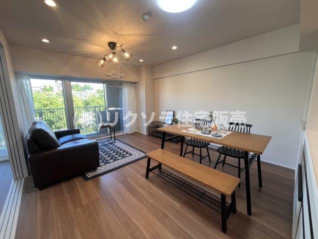 香里グランドコーポの居間・リビング|LDK14.7J
■物件内覧・資金計画相談・住宅ローン相談、リフォーム相談、お問合せ受付中■
※当日・翌日のご内覧、ご相談はお電話でのお問合せがスムーズです！