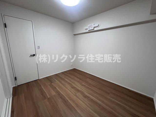 香里グランドコーポの寝室|洋室5.1帖　WIC付き
■物件内覧・資金計画相談・住宅ローン相談、リフォーム相談、お問合せ受付中■
※当日・翌日のご内覧、ご相談はお電話でのお問合せがスムーズです！