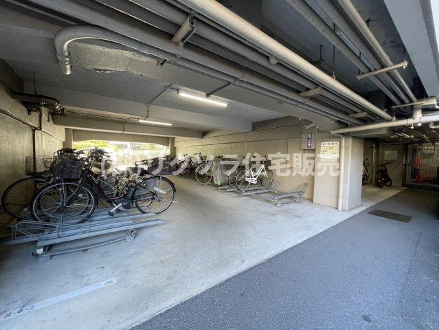 香里グランドコーポの駐輪場|多数あり
■物件内覧・資金計画相談・住宅ローン相談、リフォーム相談、お問合せ受付中■
※当日・翌日のご内覧、ご相談はお電話でのお問合せがスムーズです！