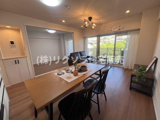 香里グランドコーポの居間・リビング|LDK14.7J
■物件内覧・資金計画相談・住宅ローン相談、リフォーム相談、お問合せ受付中■
※当日・翌日のご内覧、ご相談はお電話でのお問合せがスムーズです！