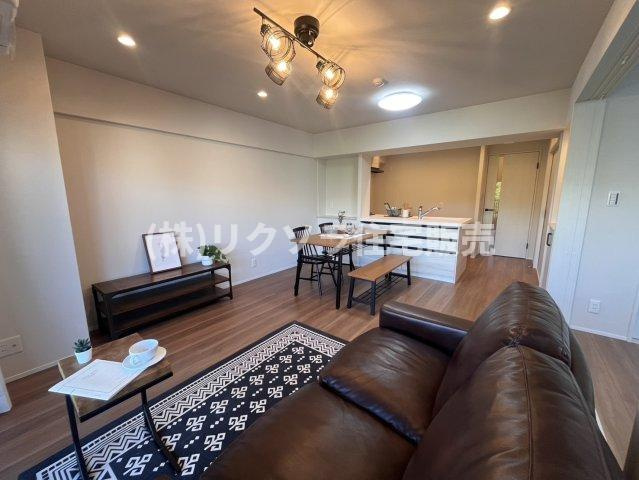 香里グランドコーポの居間・リビング|LDK14.7J
■物件内覧・資金計画相談・住宅ローン相談、リフォーム相談、お問合せ受付中■
※当日・翌日のご内覧、ご相談はお電話でのお問合せがスムーズです！